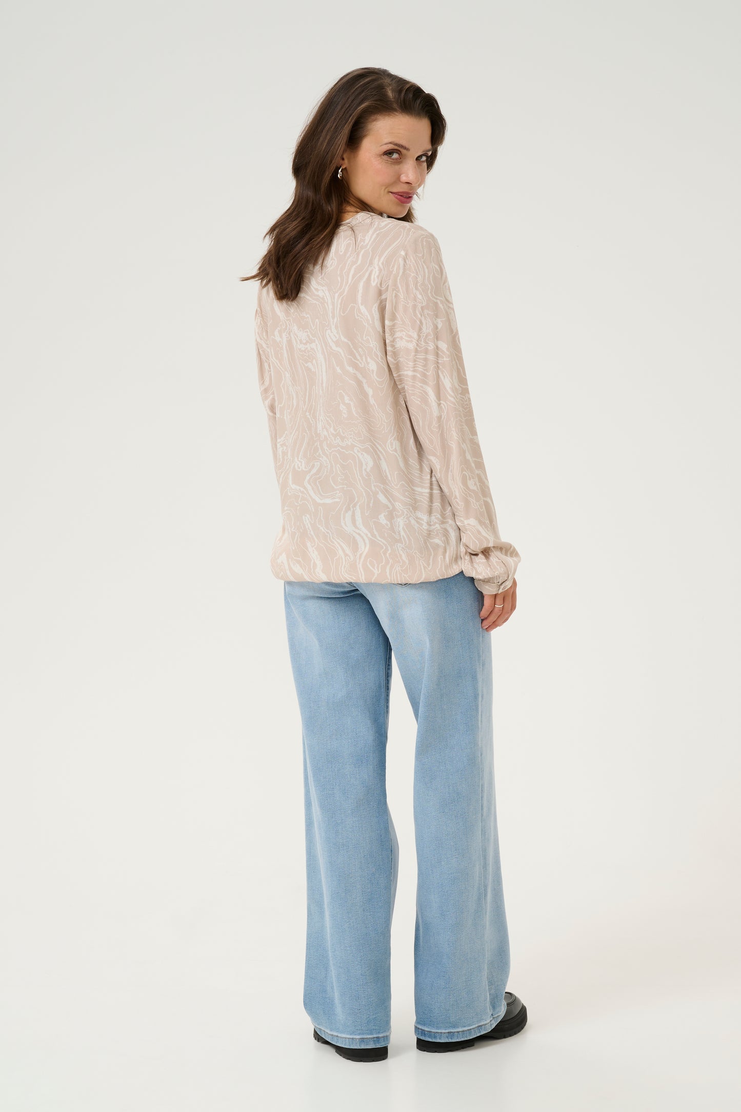 Ditte blússa frá Kaffe - Feather Gray,Chalk Print