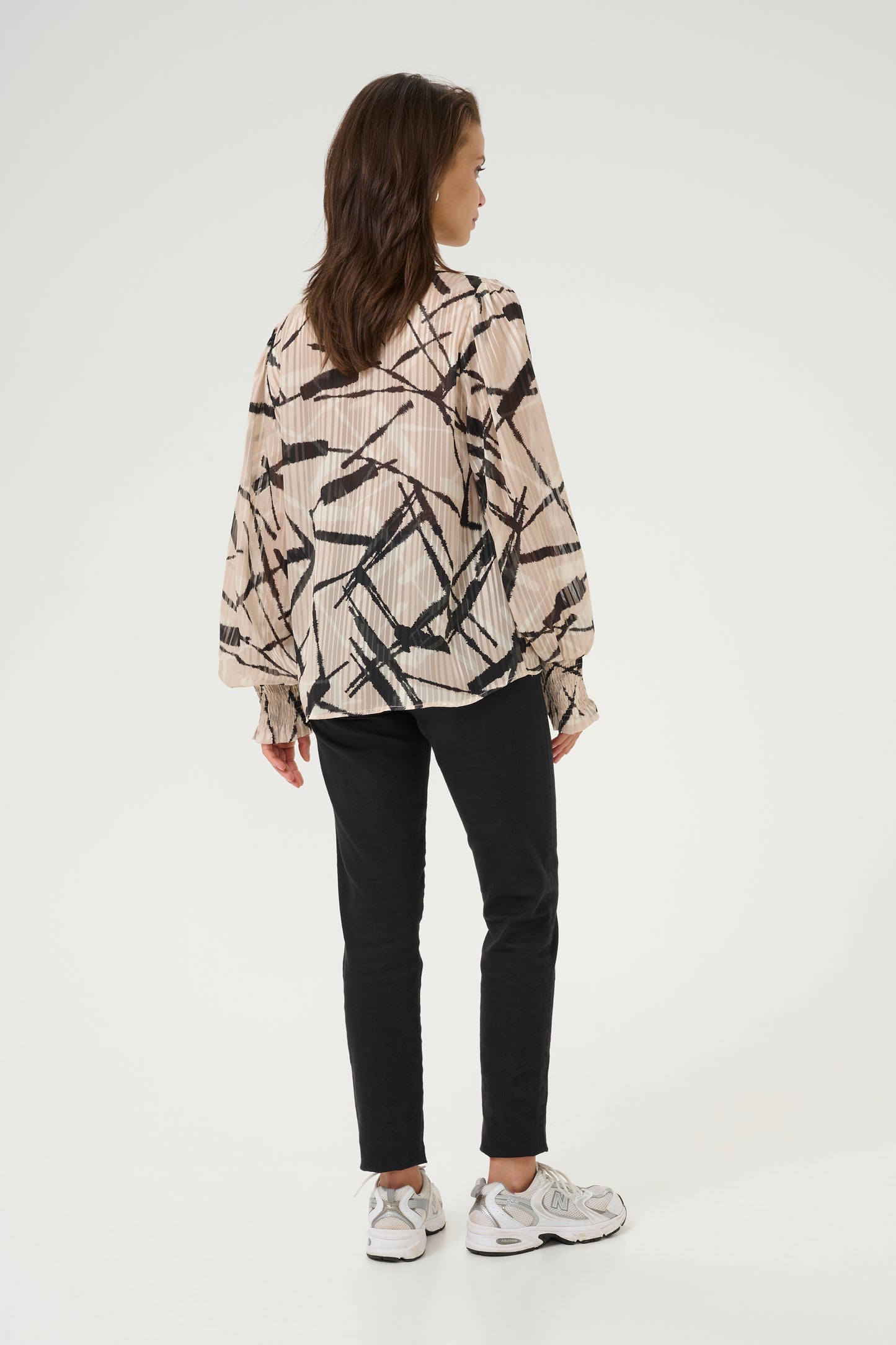 Archy blússa frá Kaffe -Feather grey og svört