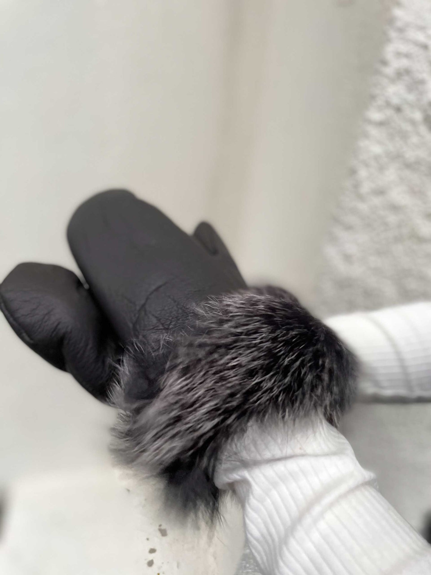 Gjóla vettlingar með silfur refafeldi svartir - Feldur