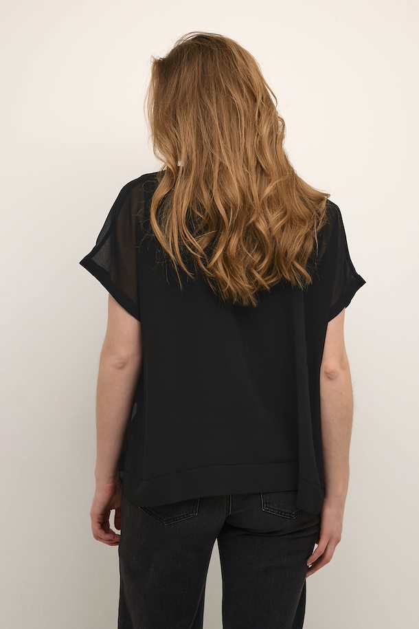 Cheila chiffon stutterma blússa frá Culture - Svört