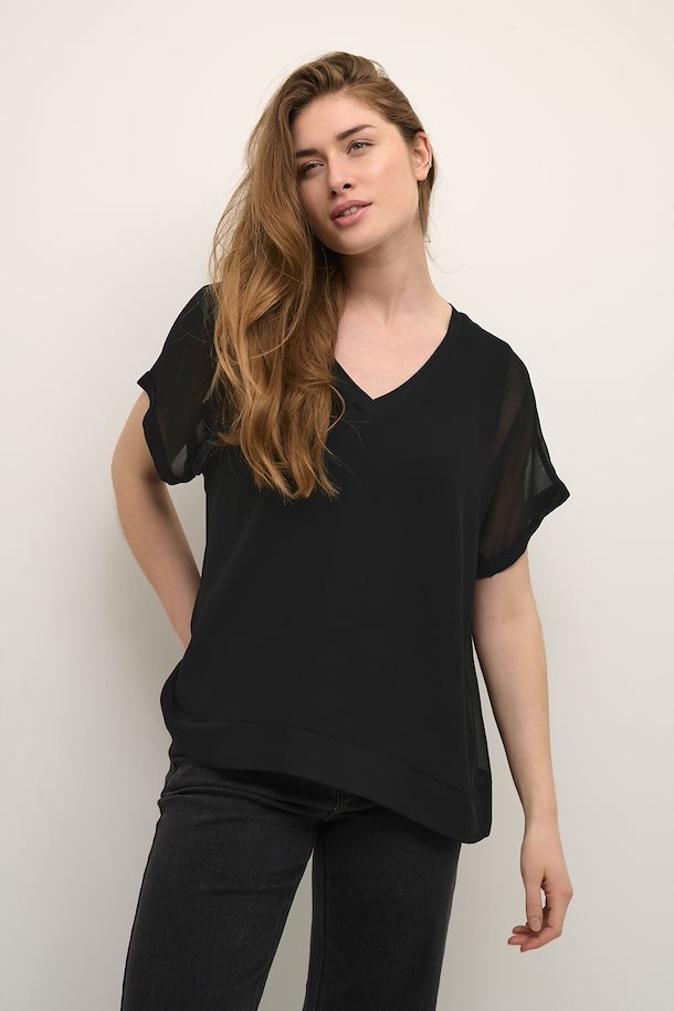 Cheila chiffon stutterma blússa frá Culture - Svört