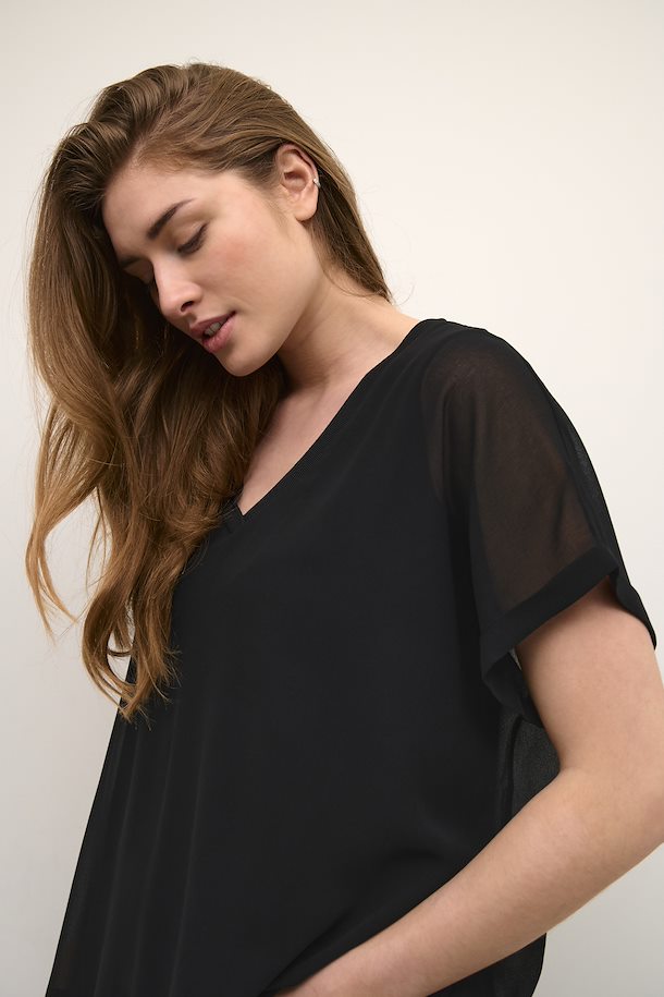 Cheila chiffon stutterma blússa frá Culture - Svört