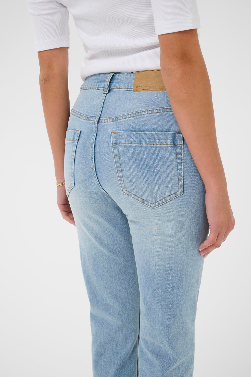 Maris reg fit gallabuxur frá Kaffe  – Light blue