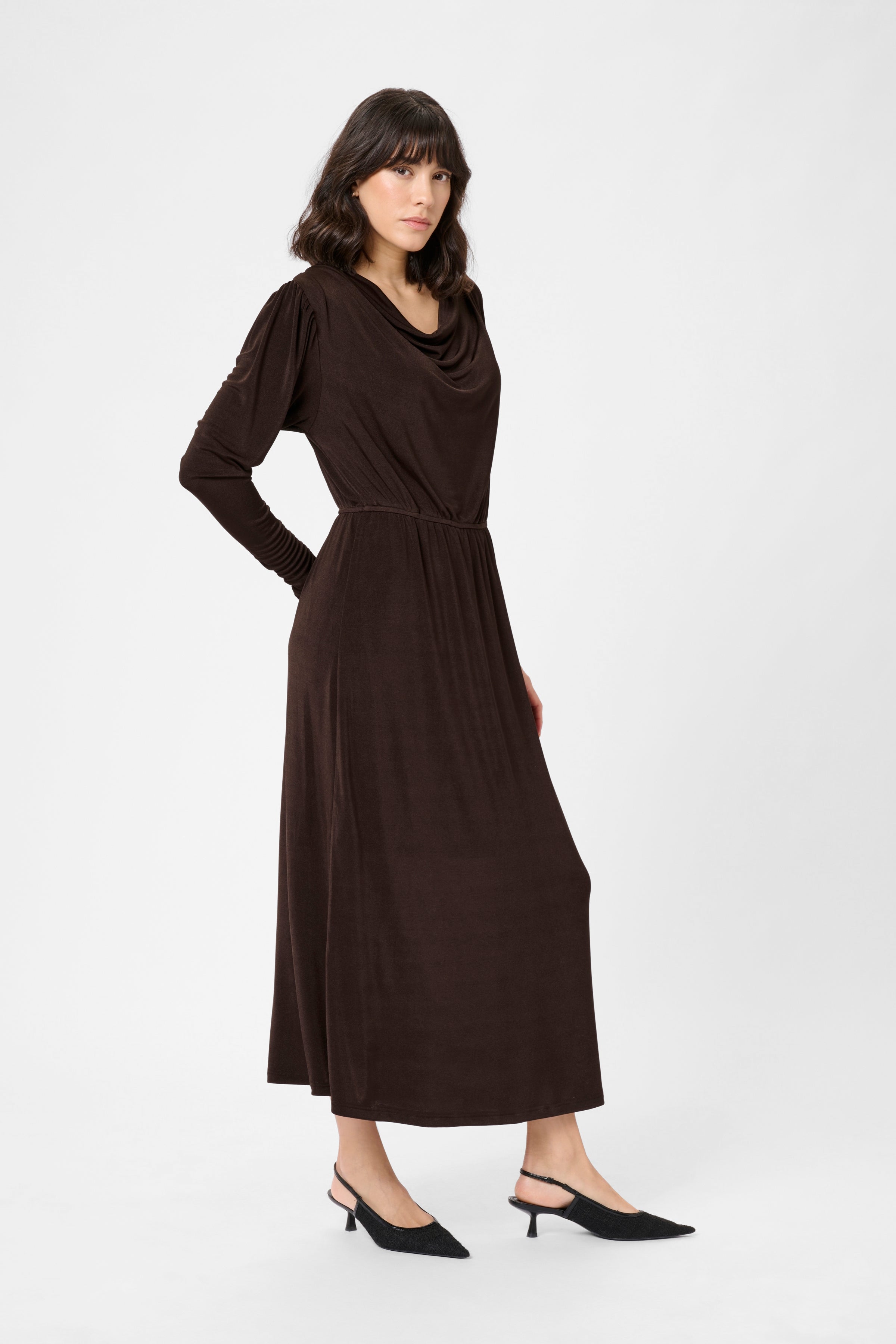 Gina kjóll frá Kaffe - Brúnn