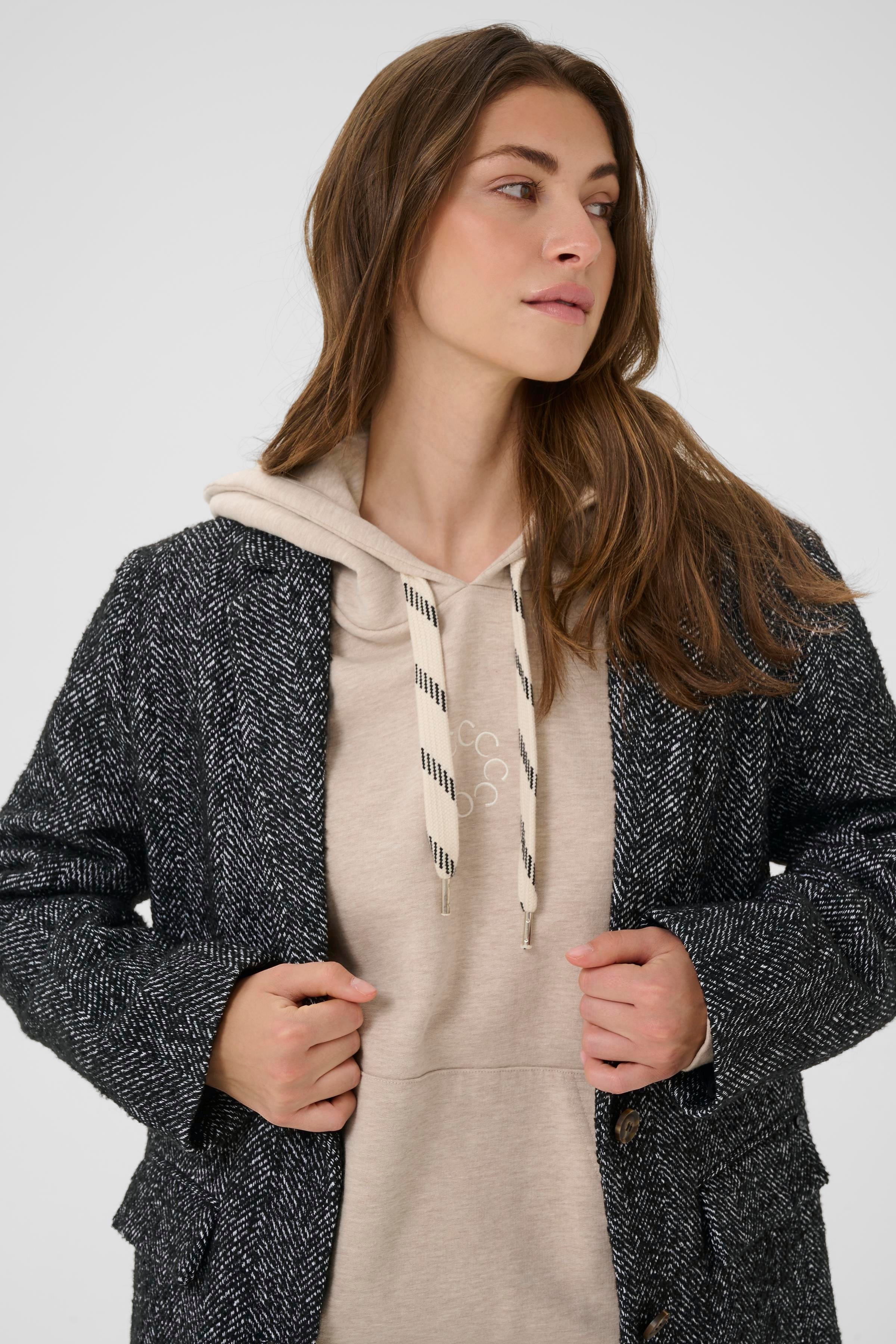 Olina jakki frá Cream - Svartur með herringbone