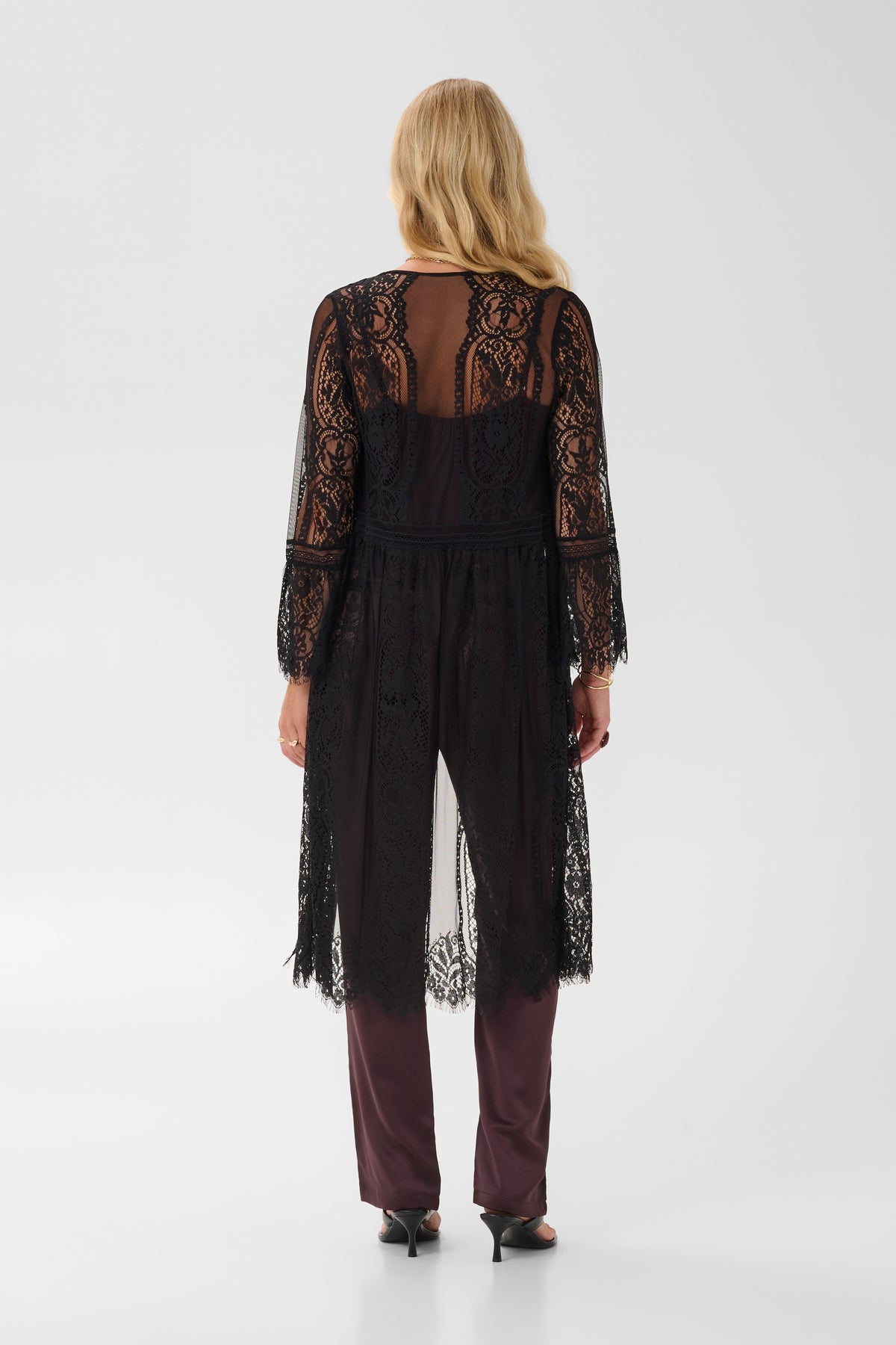 Elaria lace kimano frá Cream - Svart