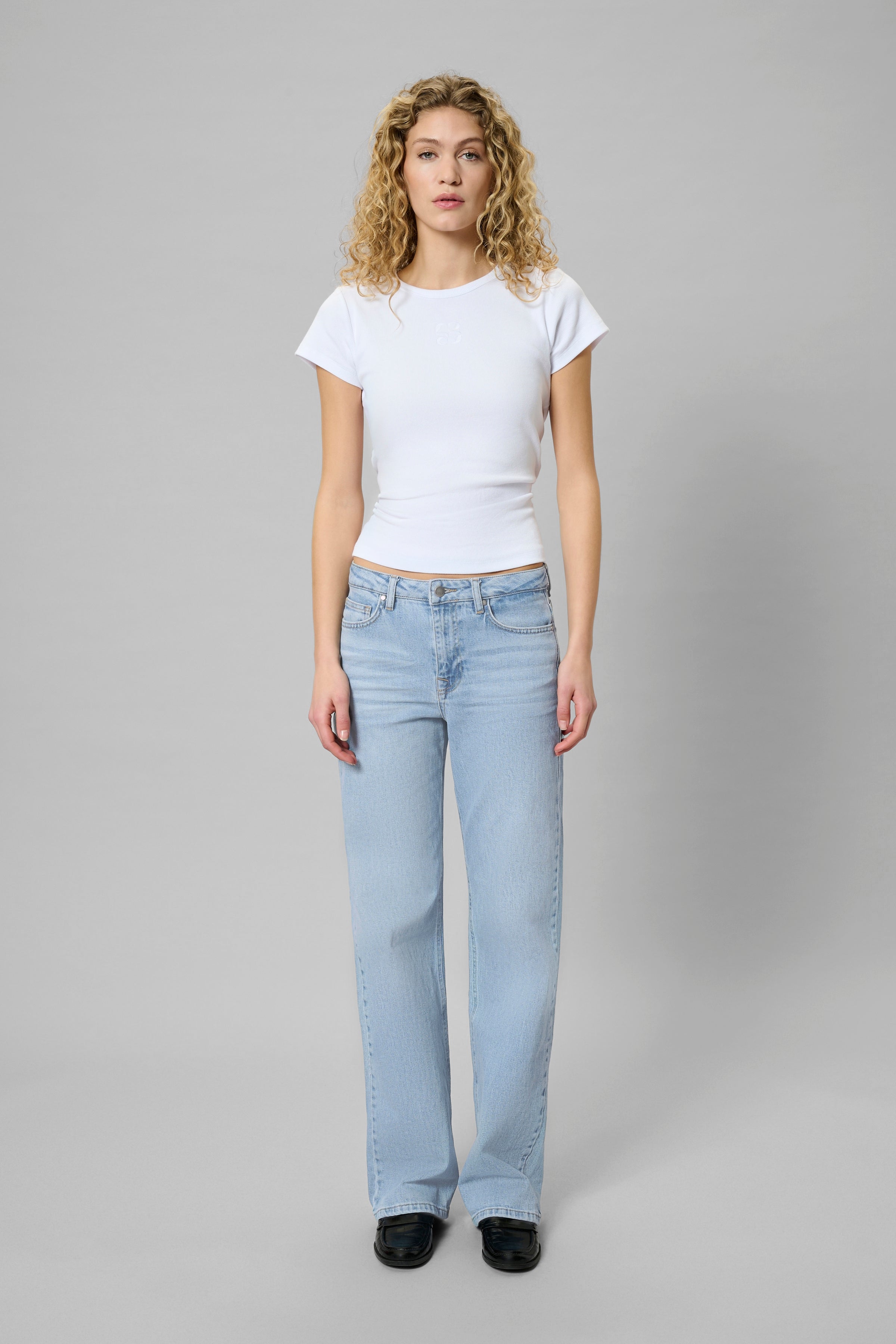 35 THE LOUIS 139 gallabuxur frá My Essential Wardrobe - Light blue wash