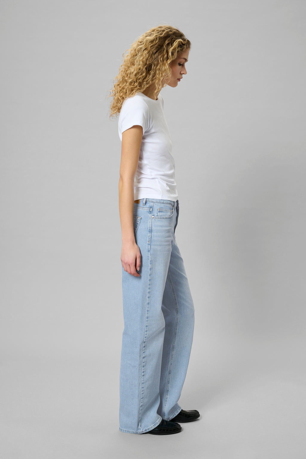 35 THE LOUIS 139 gallabuxur frá My Essential Wardrobe - Light blue wash