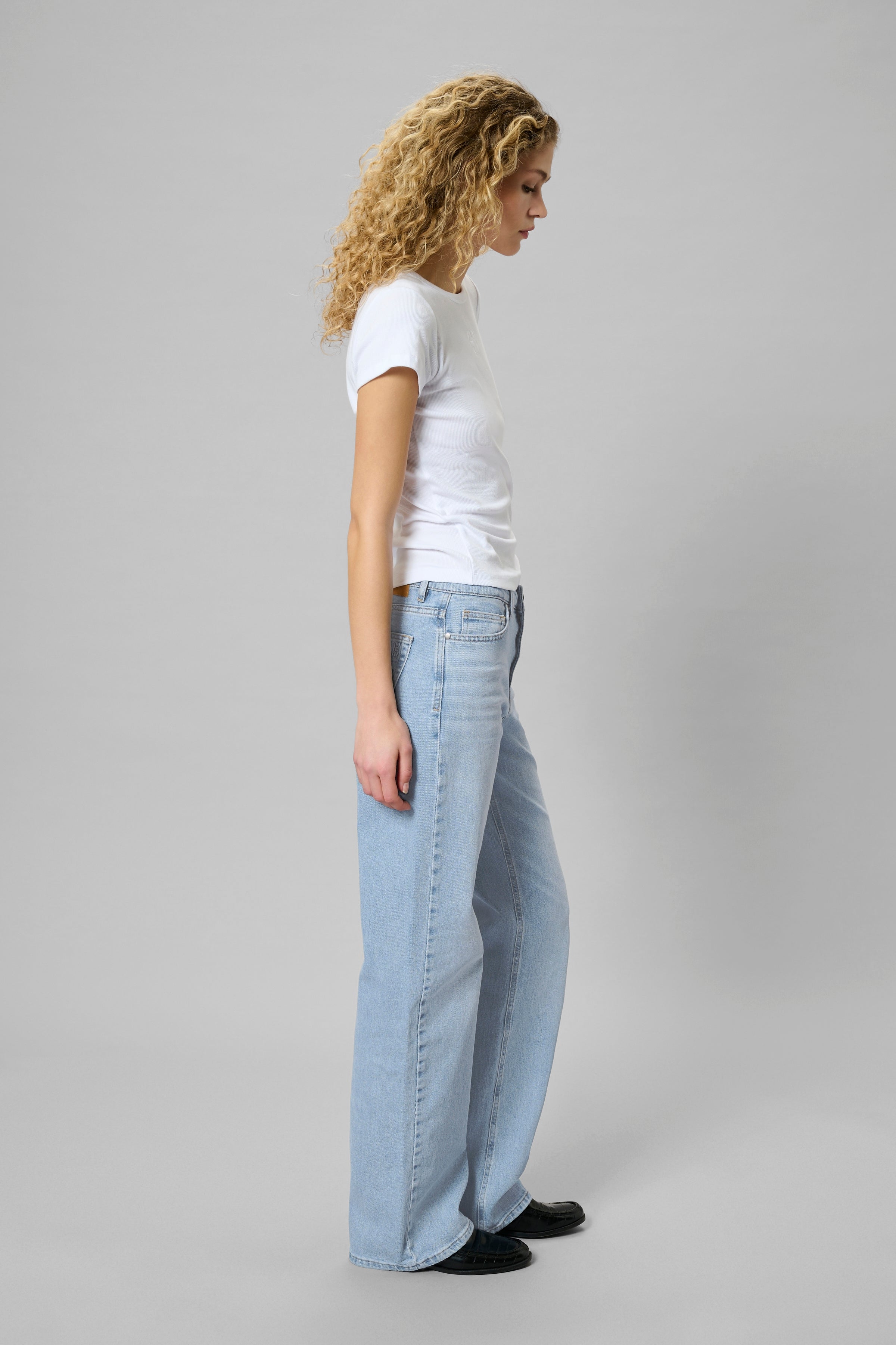 35 THE LOUIS 139 gallabuxur frá My Essential Wardrobe - Light blue wash