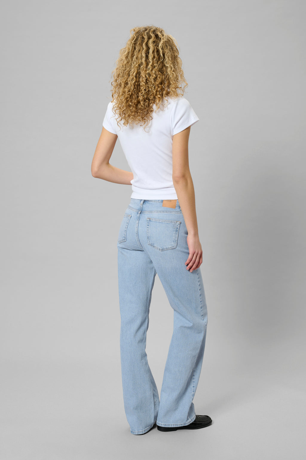 35 THE LOUIS 139 gallabuxur frá My Essential Wardrobe - Light blue wash