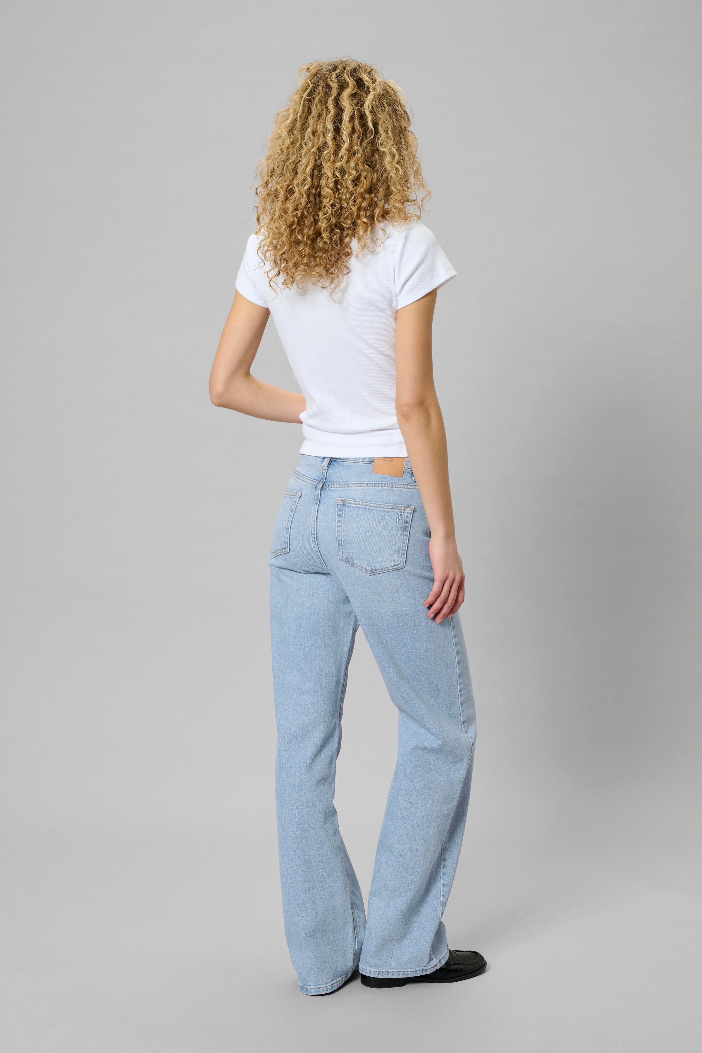 35 THE LOUIS 139 gallabuxur frá My Essential Wardrobe - Light blue wash