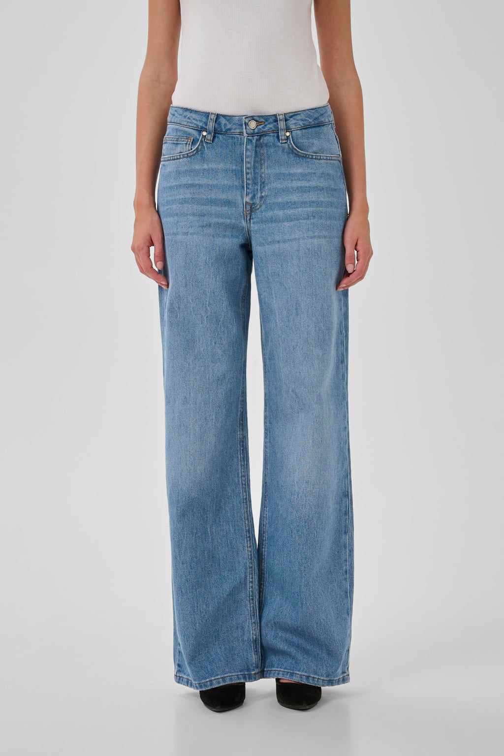 05 THE LOUIS 139 gallabuxur frá My Essential Wardrobe - Medium blue retro wash