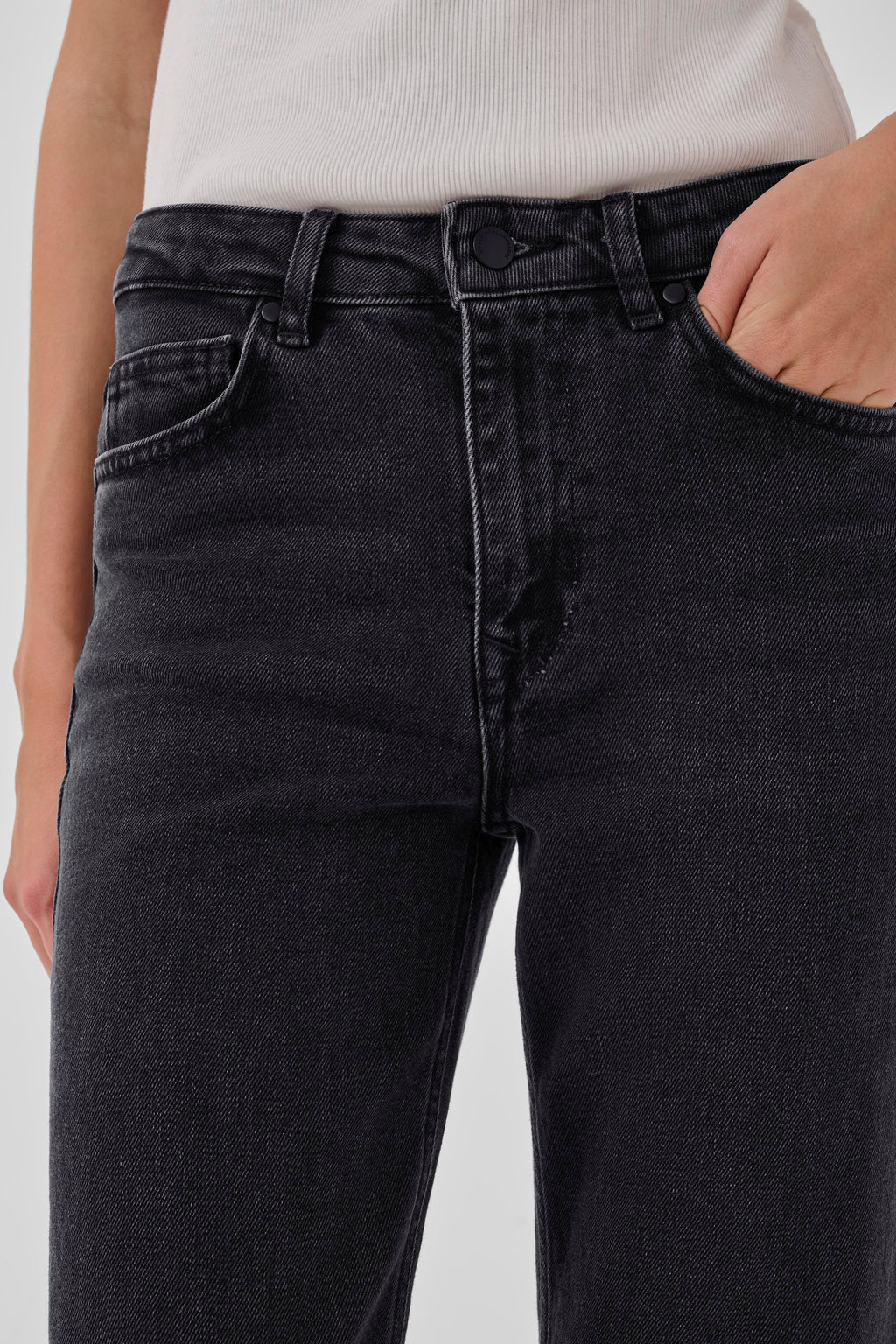 35 THE LOUIS 139 gallabuxur frá My Essential Wardrobe - Black retro wash