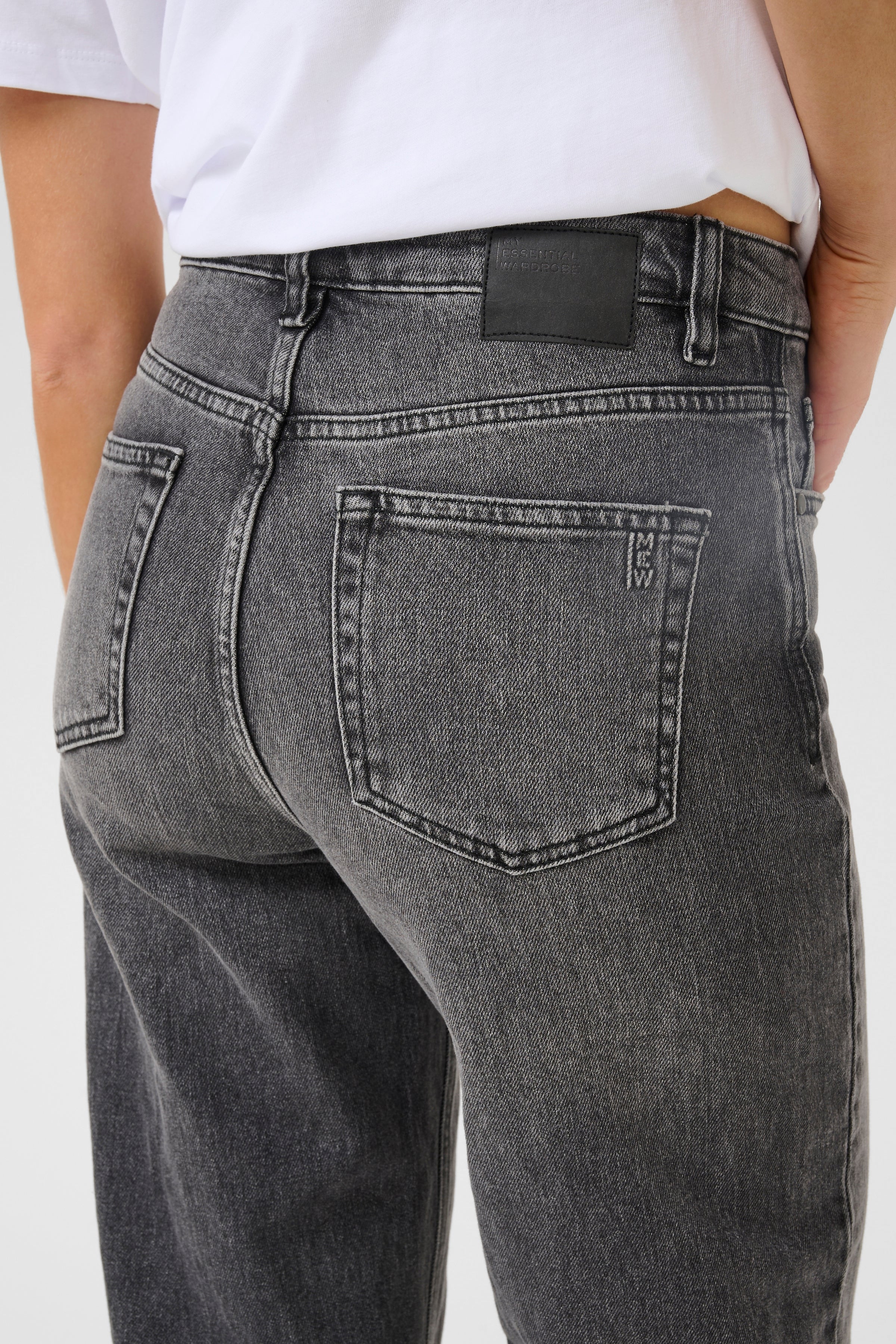 35 THE LOUIS 139 gallabuxur frá My Essential Wardrobe - Dark grey