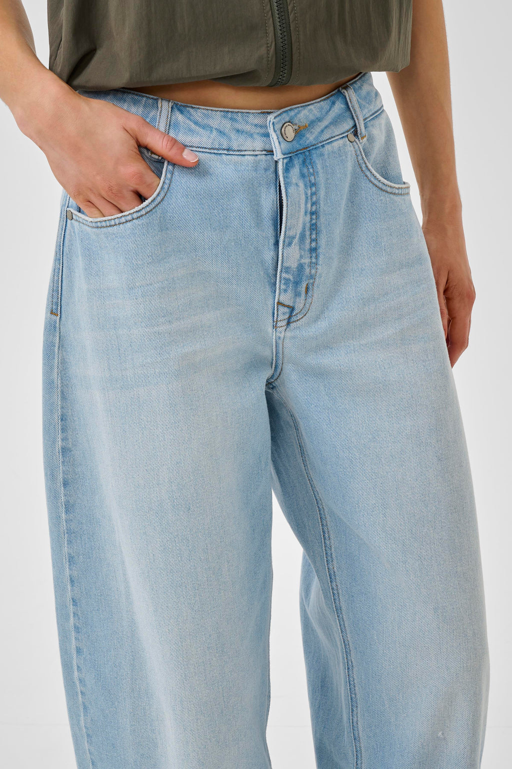 Lucy 139 Loose Barrel gallabuxur frá My essential wardrobe - Baby blue
