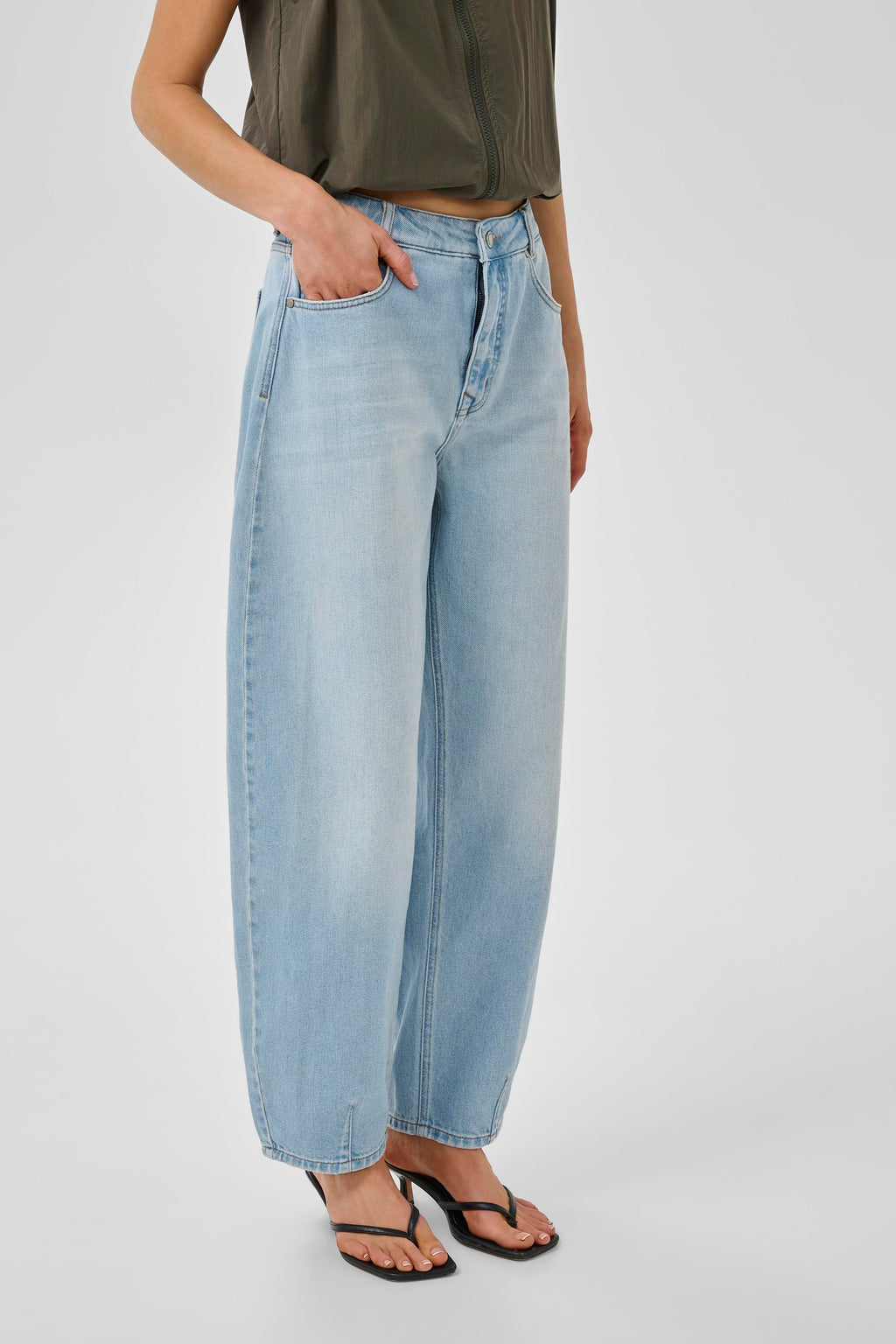 Lucy 139 Loose Barrel gallabuxur frá My essential wardrobe - Baby blue