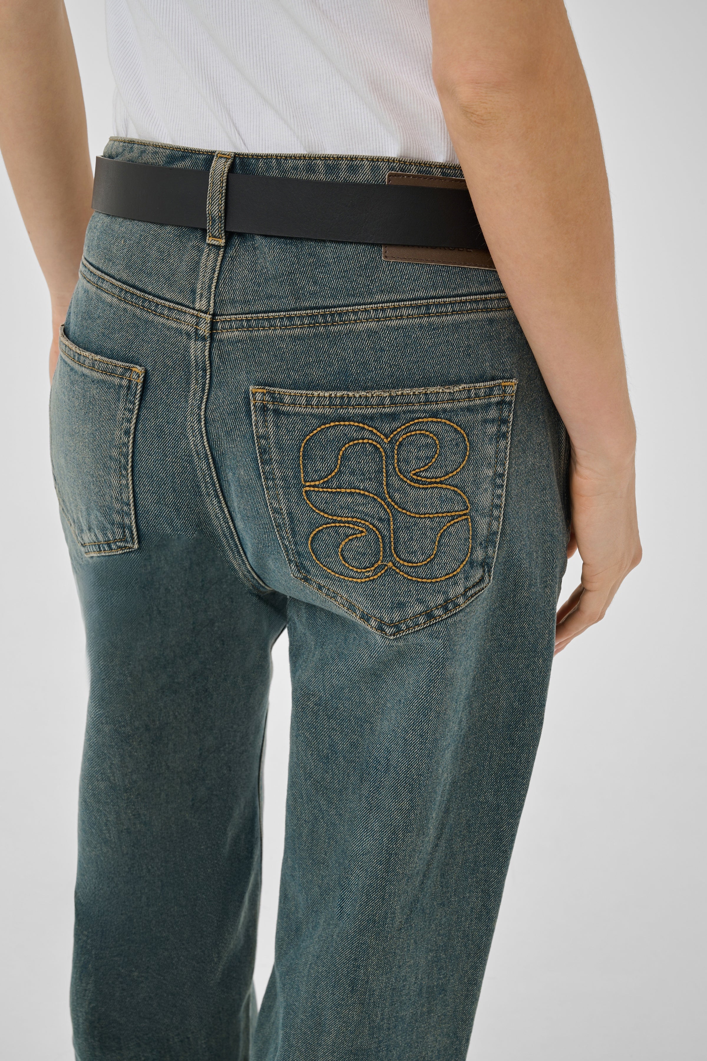 THE LOUIS 139 gallabuxur frá My Essential Wardrobe - Dark Blue Dirty Wash