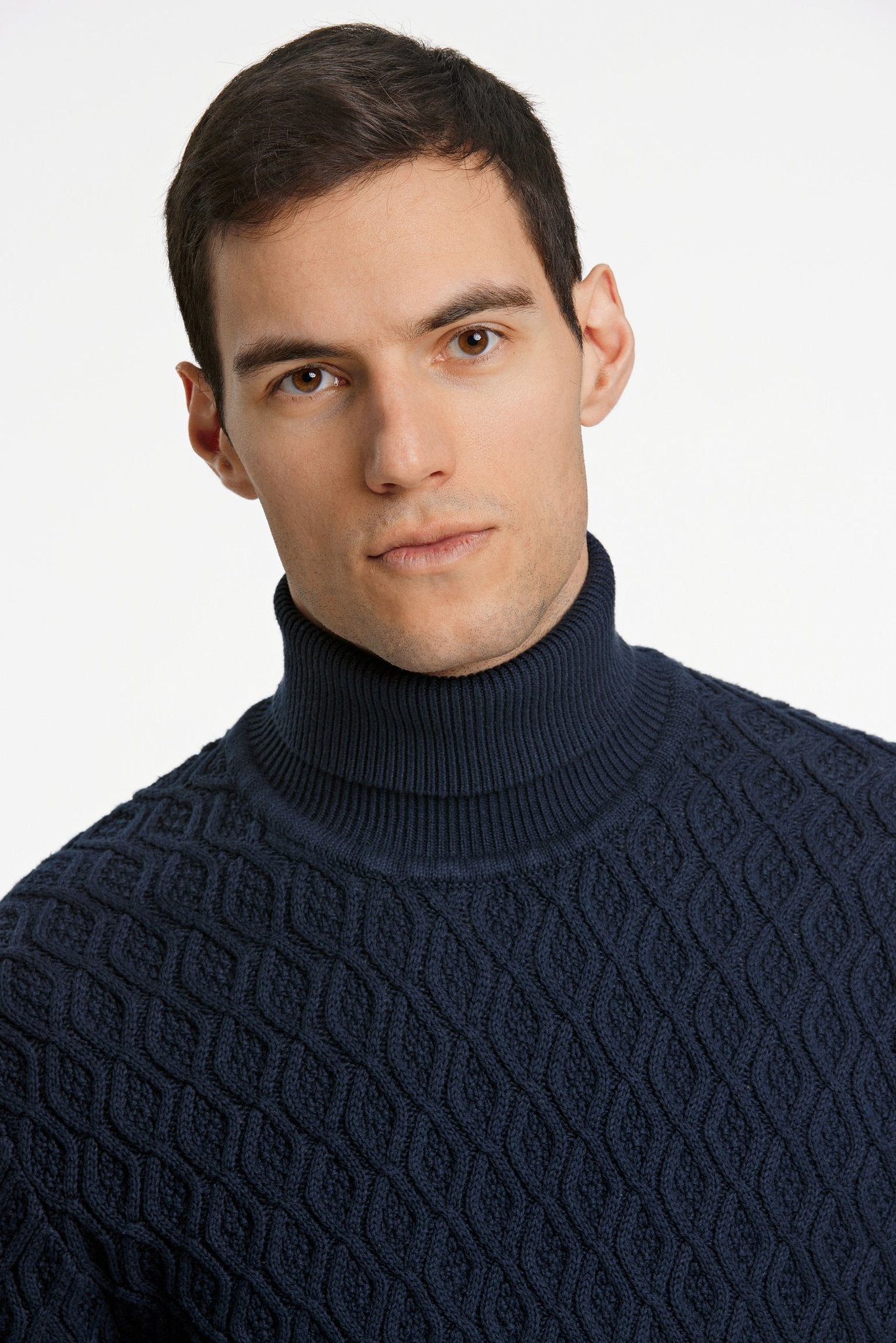 Hjálmar  rúllukragapeysa frá Lindberg- navy blá
