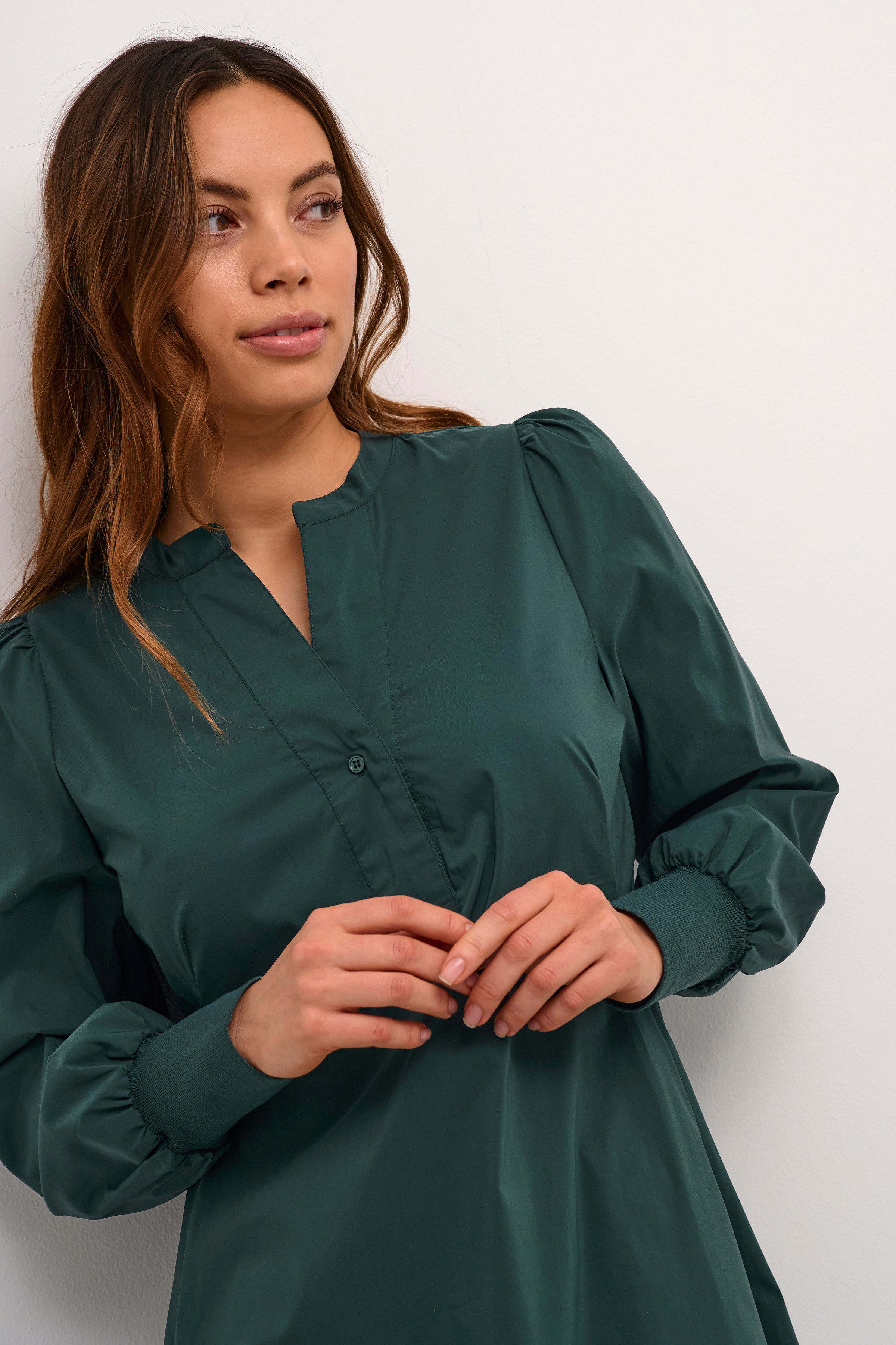 Antoinett kjóll frá Culture með V hálsmáli- Botanical Garden grænn