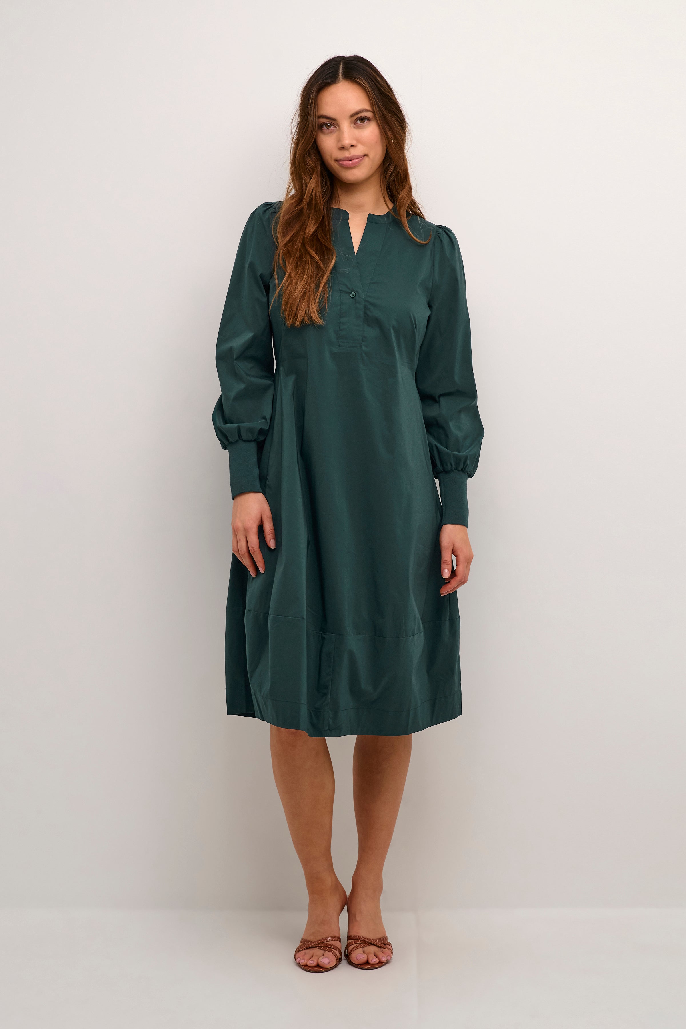 Antoinett kjóll frá Culture með V hálsmáli- Botanical Garden grænn