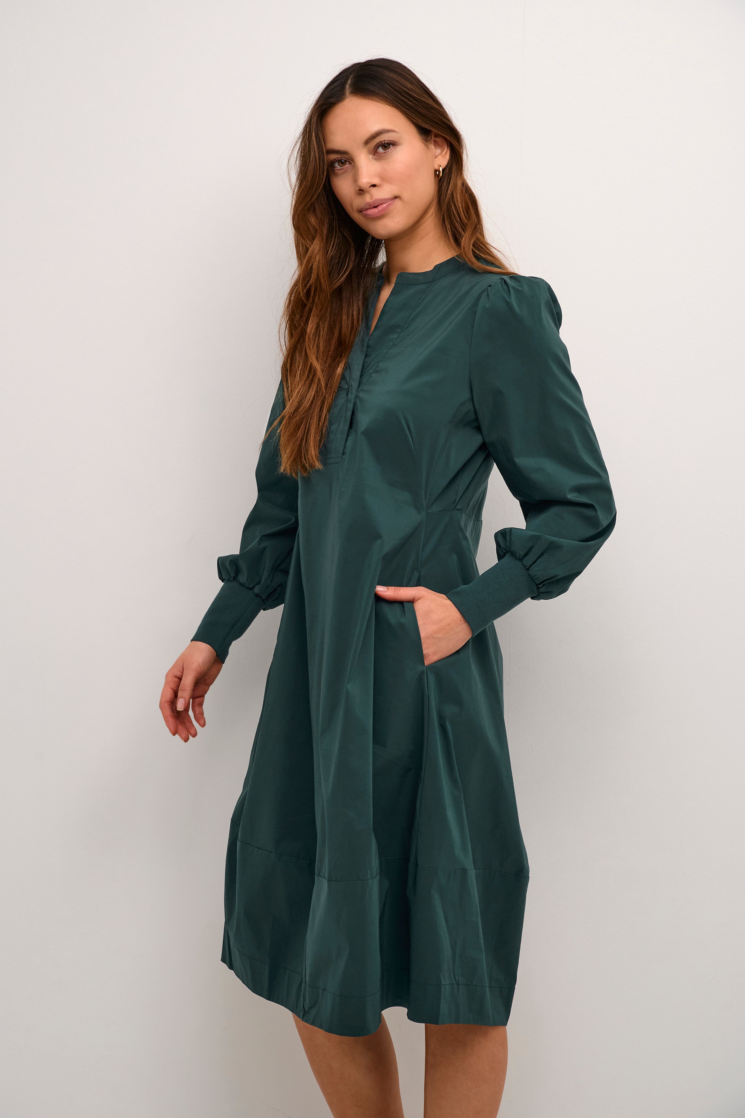 Antoinett kjóll frá Culture með V hálsmáli- Botanical Garden grænn