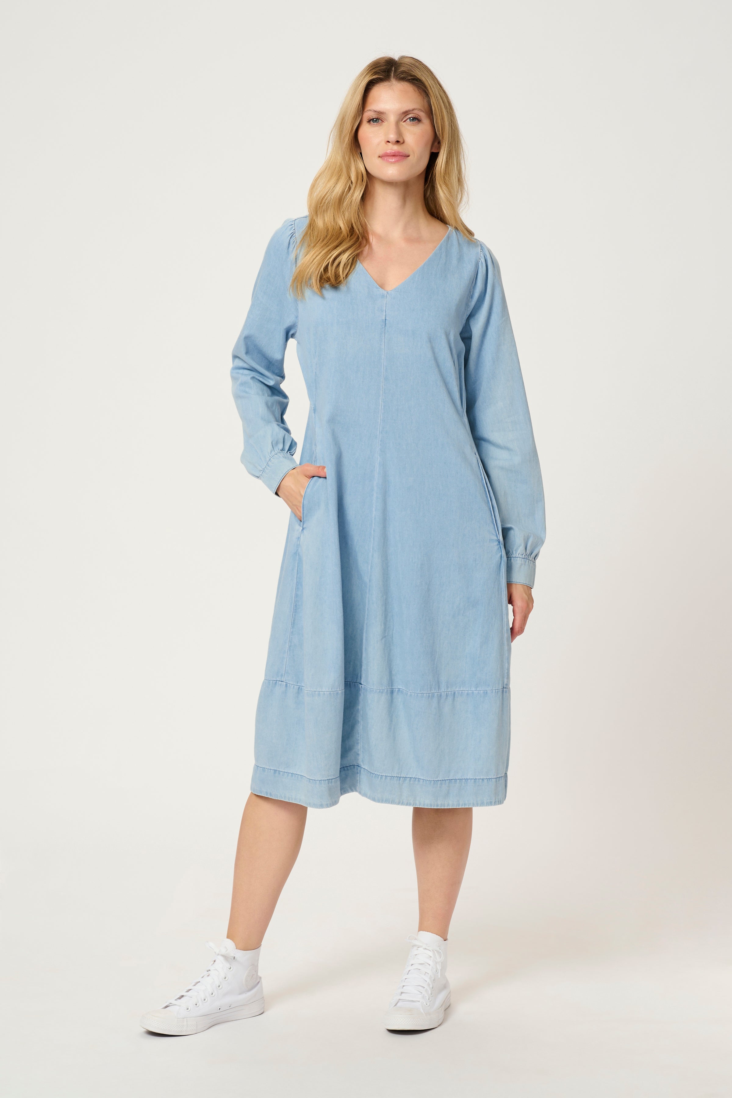 Livie Arpa kjóll frá Culture - Gallaefni Light blue wash
