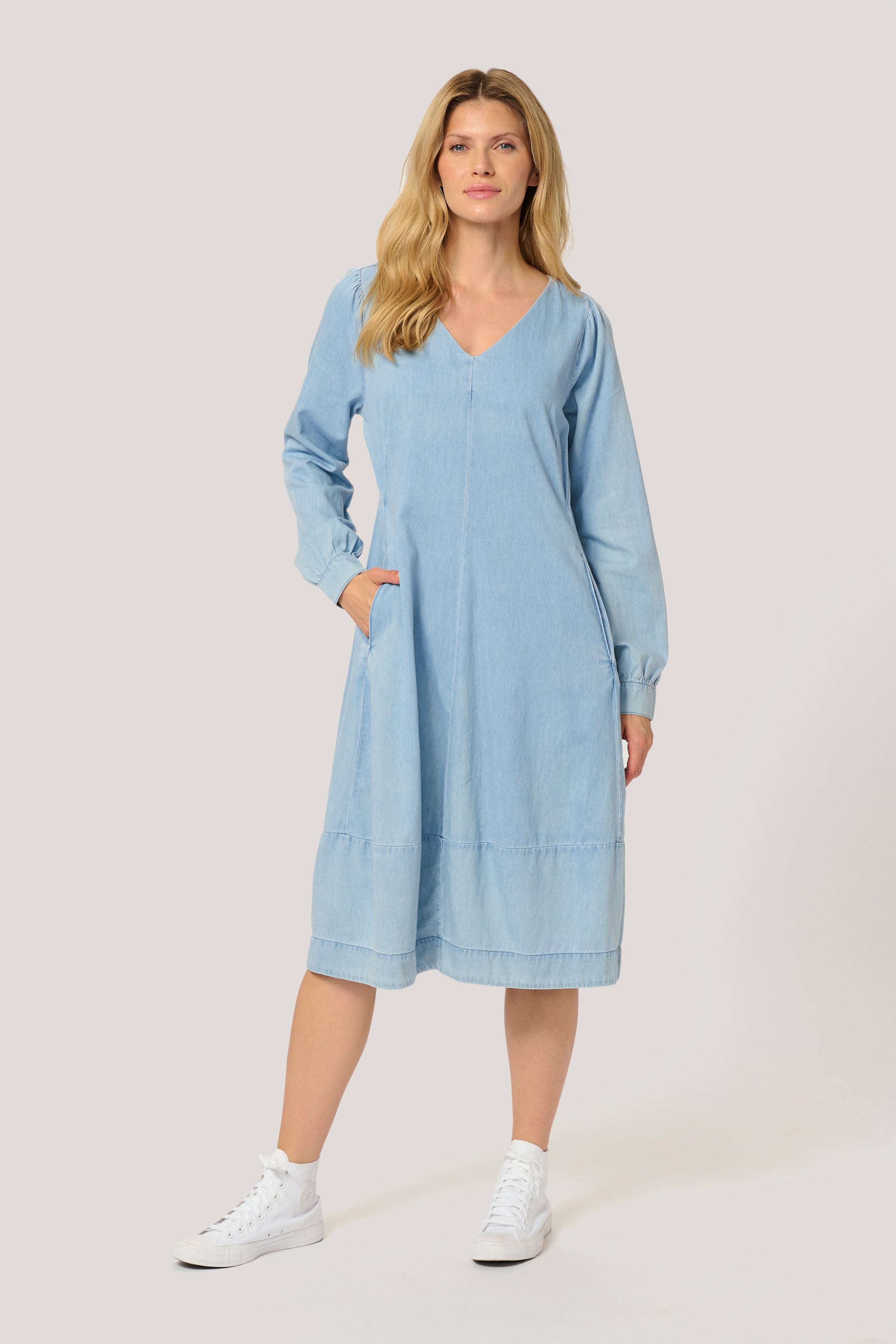 Livie Arpa kjóll frá Culture - Gallaefni Light blue wash