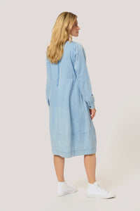 Livie Arpa kjóll frá Culture - Gallaefni Light blue wash