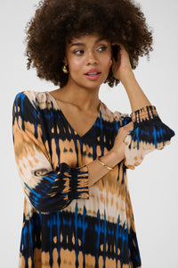 Macy kjóll frá Culture - Blue/Beige Graphic