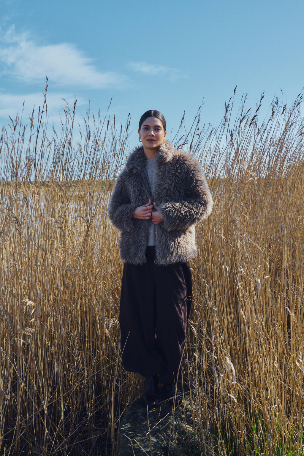 Fine pels-jakki frá Freequent - Desert taupe