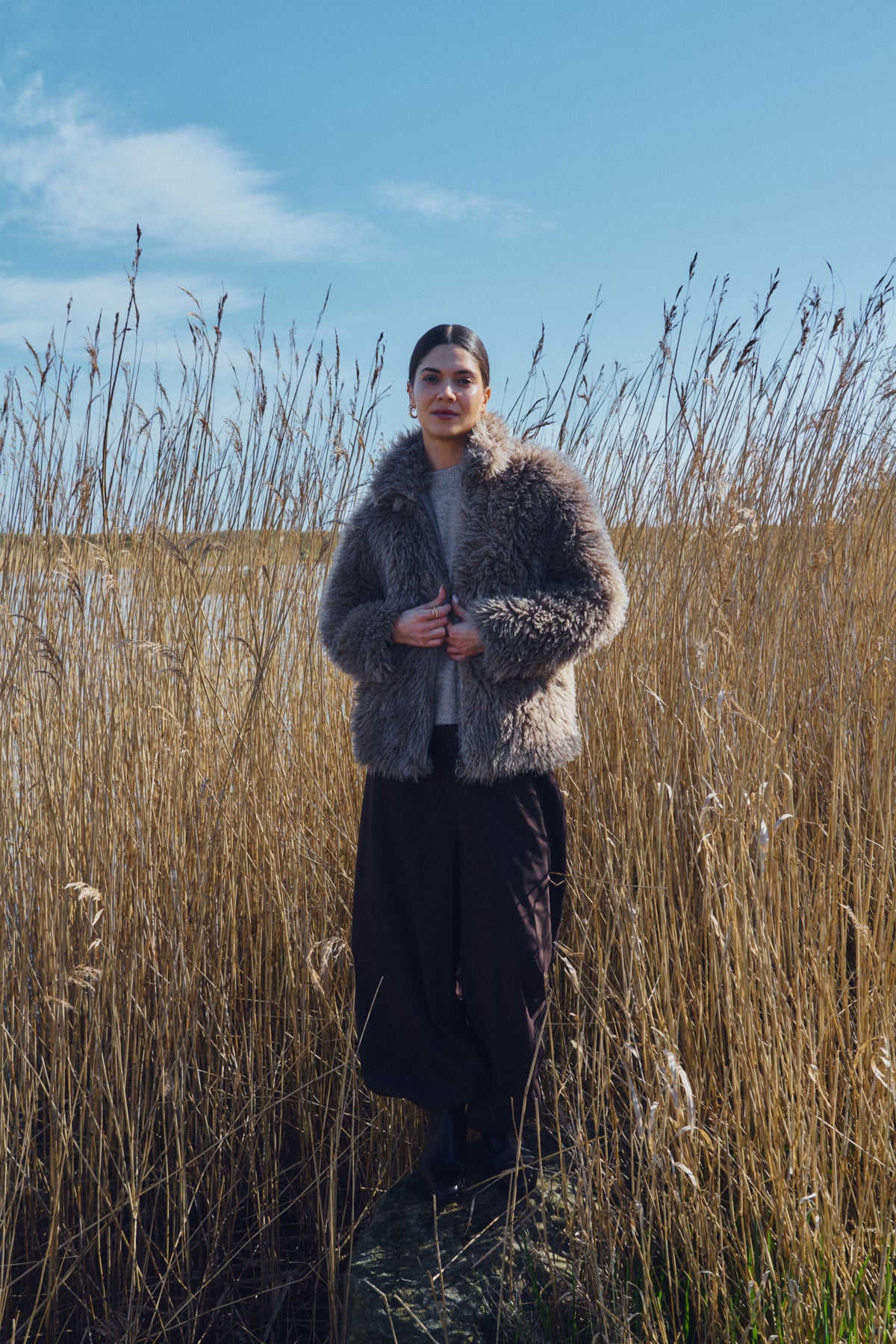 Fine pels-jakki frá Freequent - Desert taupe