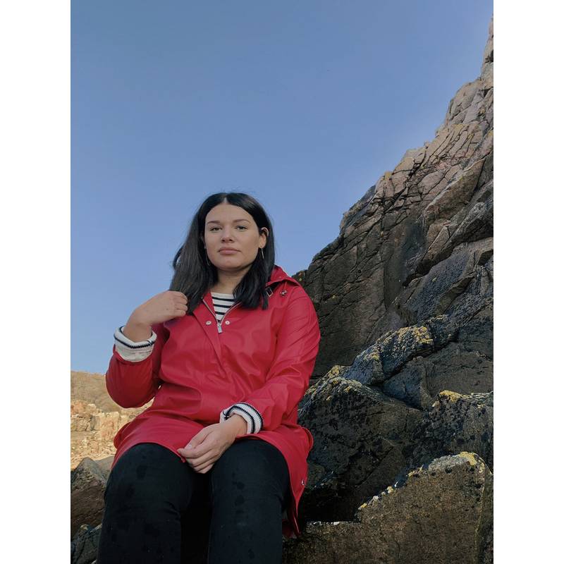 Hnésíð regnkápa frá ILSE JACOBSEN með leðuról- deep red