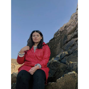 Hnésíð regnkápa frá ILSE JACOBSEN með leðuról- deep red