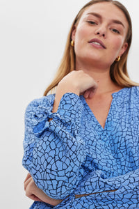 Amalia blússa frá Freequent- Blá og navy