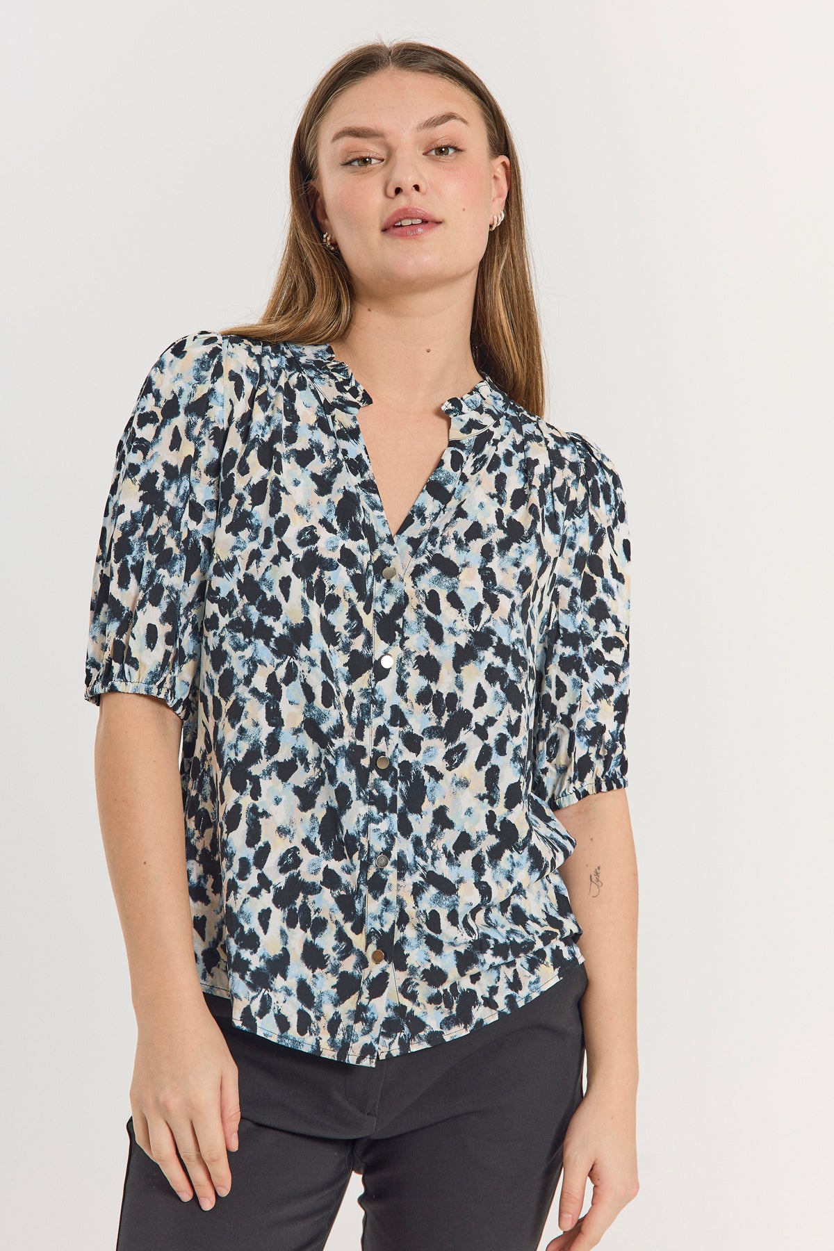 Adney blússa frá Freequent - Chambray Blue w. Black