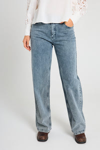 Midde  gallabuxur frá Freequent  -  Medium Blue Denim w. Off-white