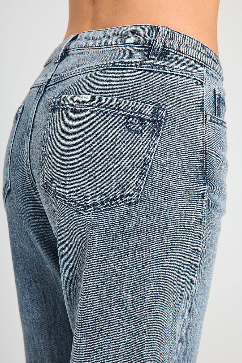 Midde  gallabuxur frá Freequent  -  Medium Blue Denim w. Off-white