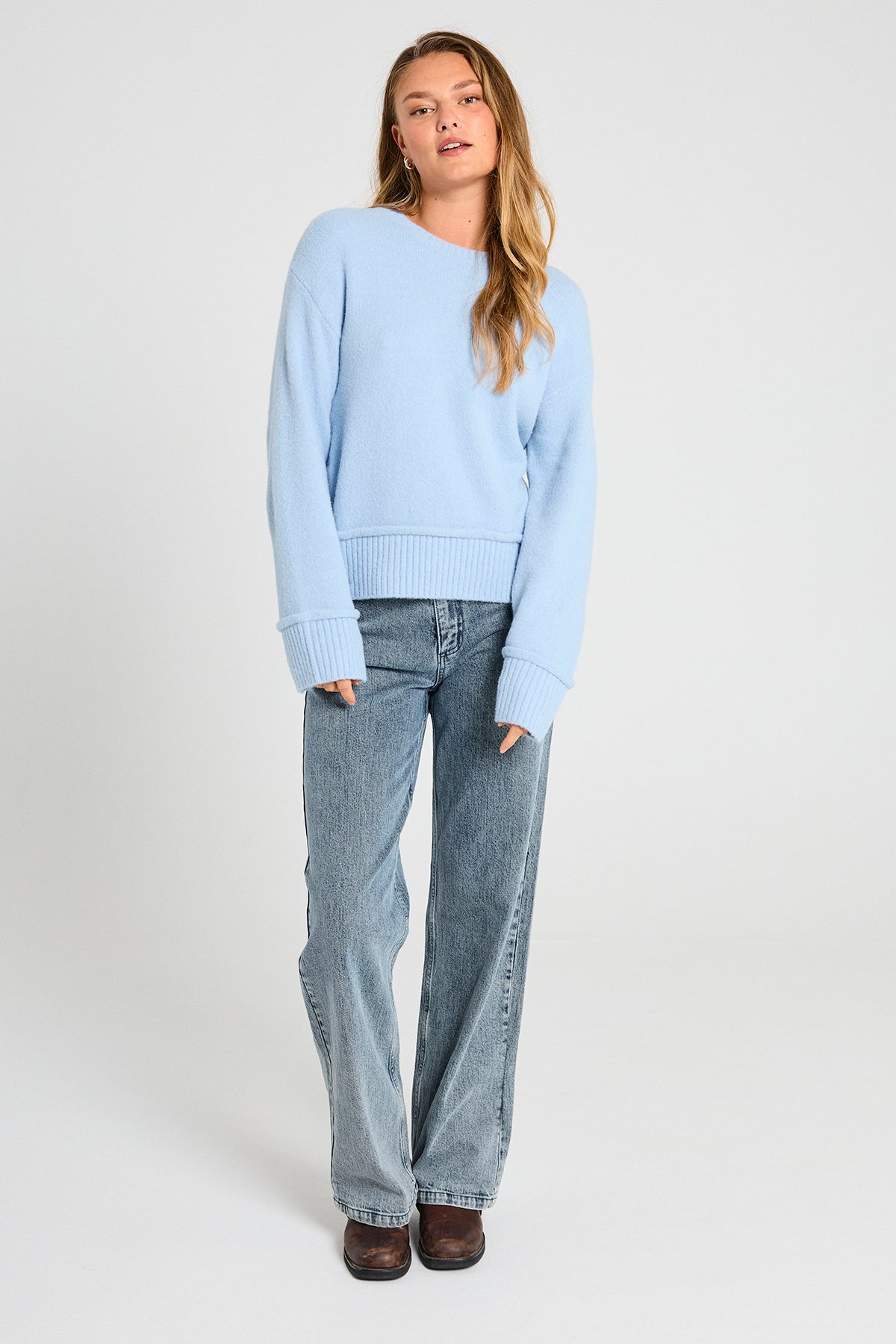 Midde  gallabuxur frá Freequent  -  Medium Blue Denim w. Off-white