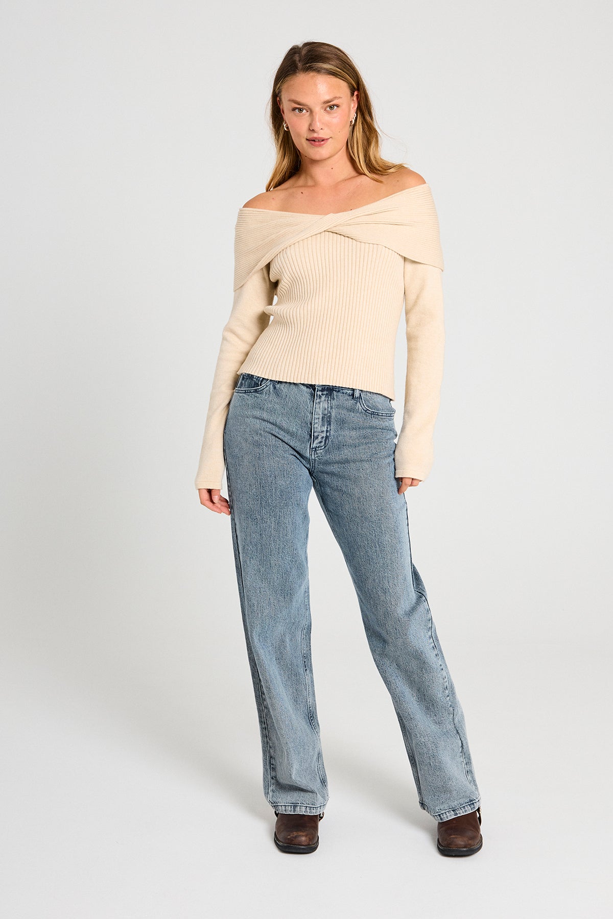 Midde  gallabuxur frá Freequent  -  Medium Blue Denim w. Off-white