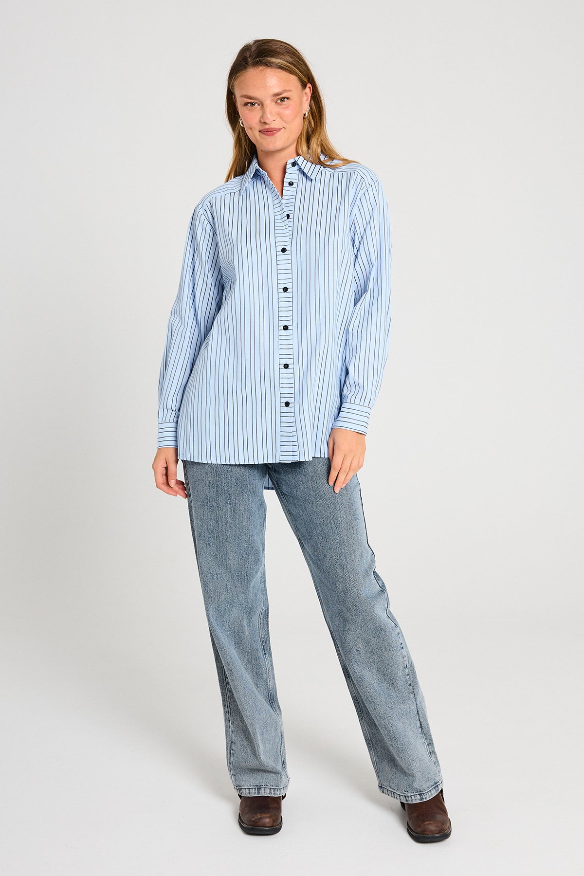 Midde  gallabuxur frá Freequent  -  Medium Blue Denim w. Off-white