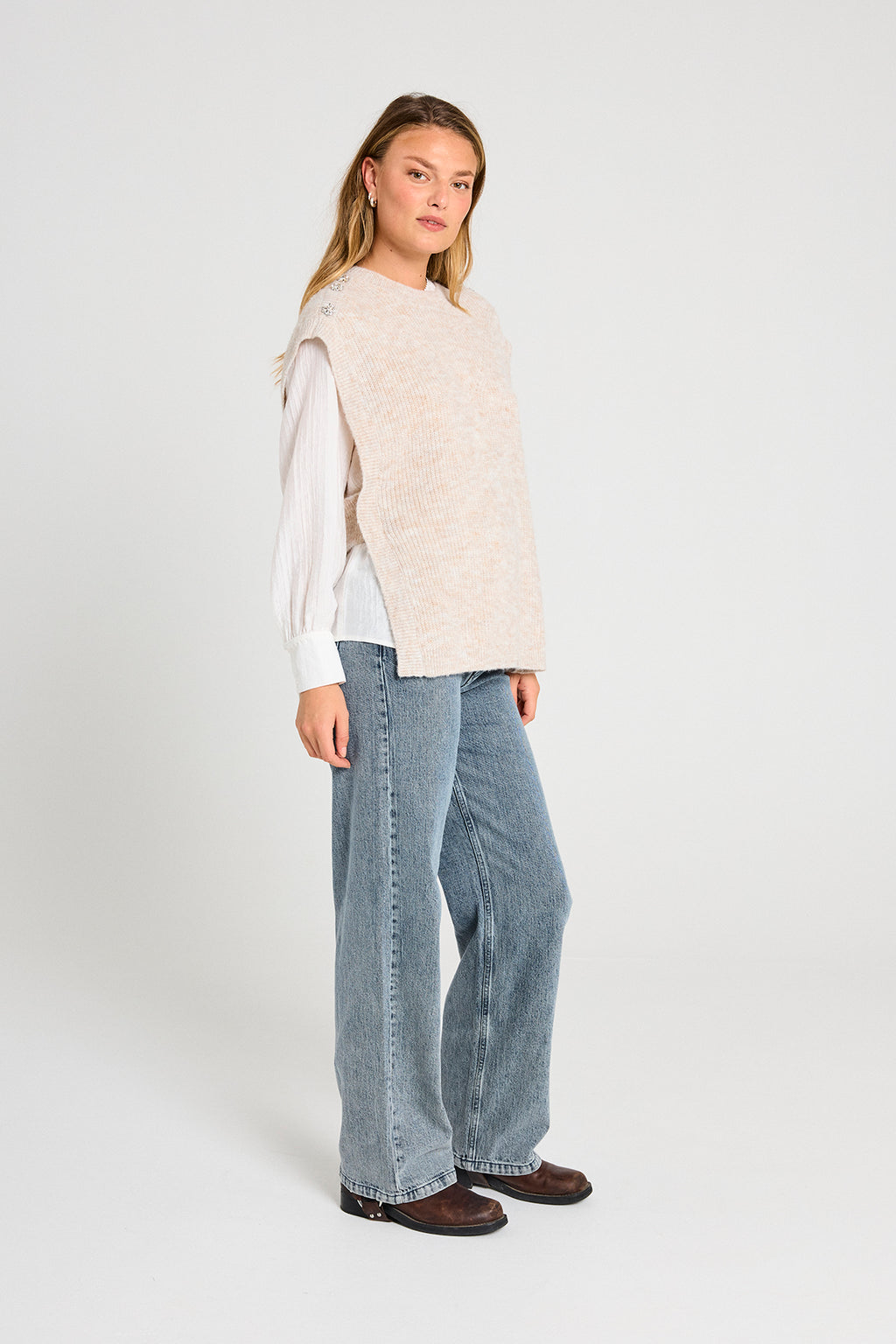Midde  gallabuxur frá Freequent  -  Medium Blue Denim w. Off-white