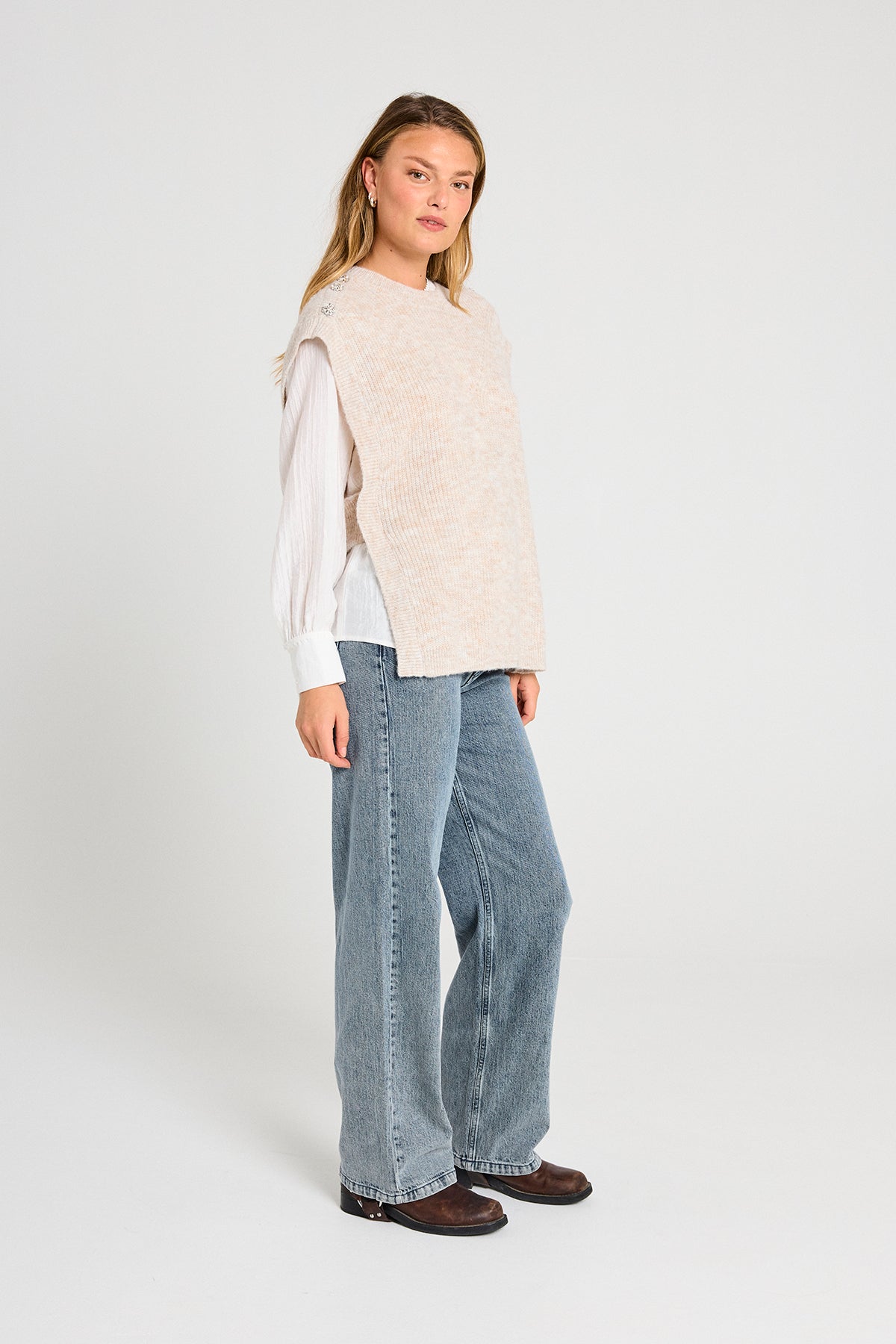 Midde  gallabuxur frá Freequent  -  Medium Blue Denim w. Off-white