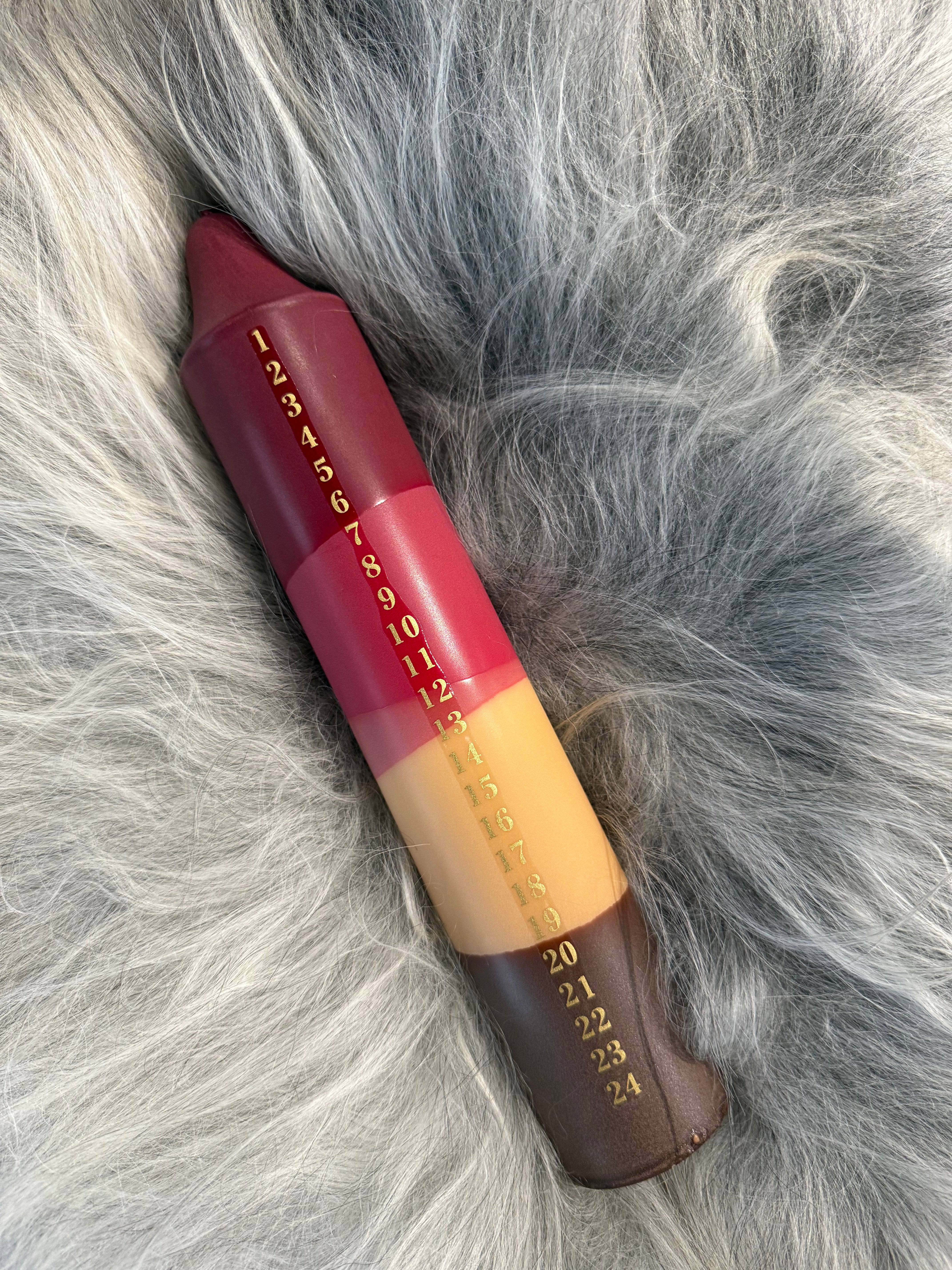 Dagatalskerti brúnt, vínrautt, rautt  og beige  frá Nordtrice