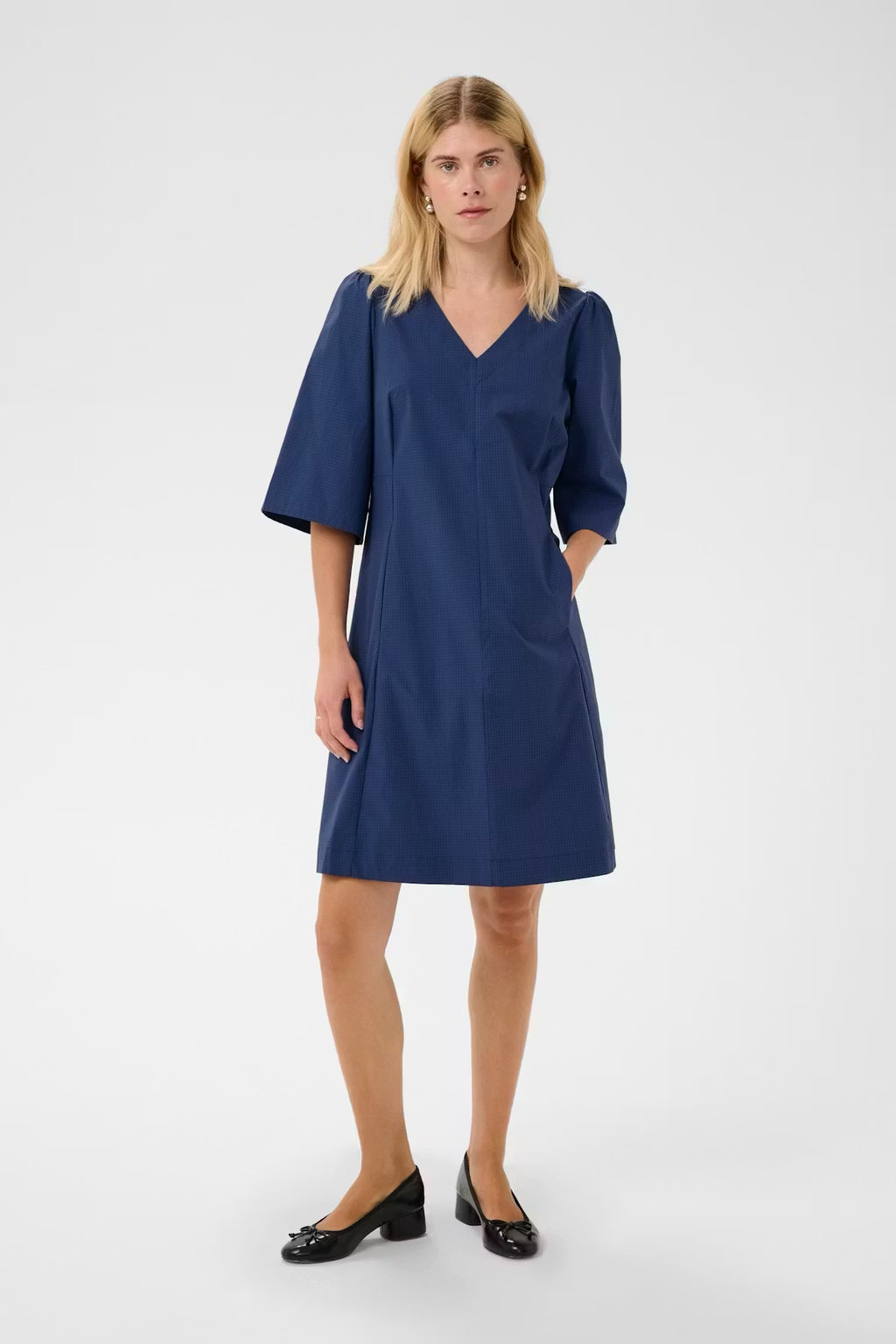 Bendine kjóll frá Culture - Navy blár