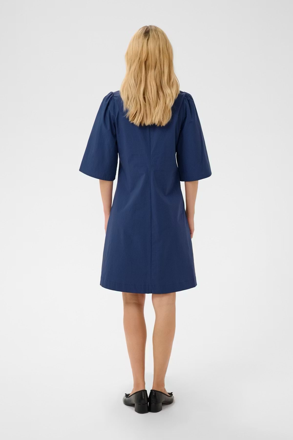 Bendine kjóll frá Culture - Navy blár