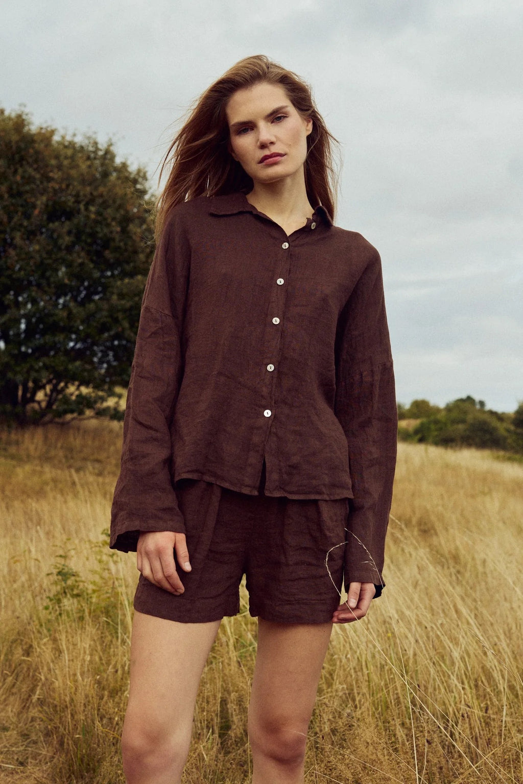 Leanora skyrta úr hör frá Noella - Chocolate