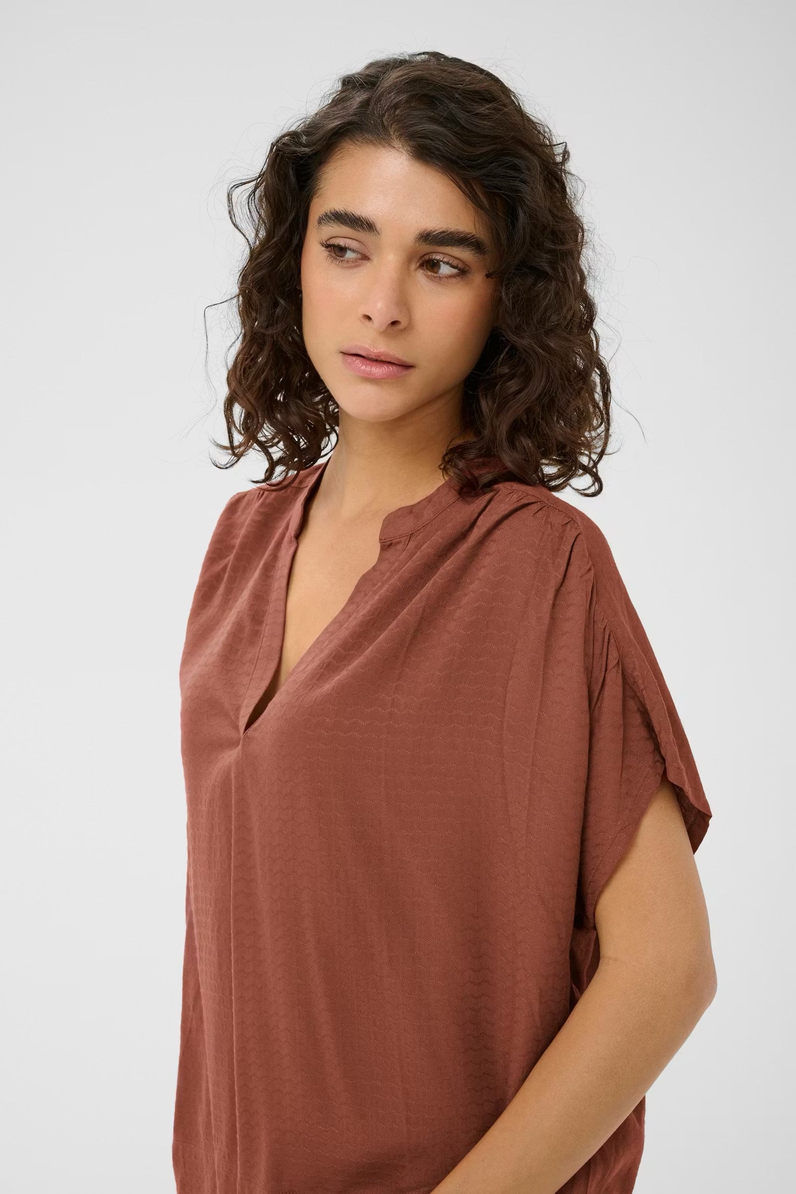 Gina blússa frá Kaffe - Henna brún