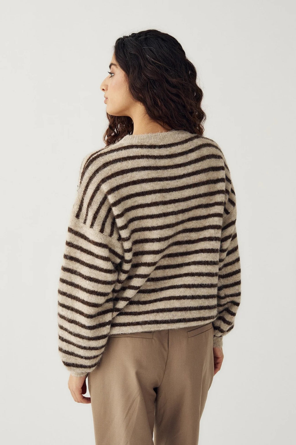 Mafalda peysa frá Noella -Brúnar sand renndur