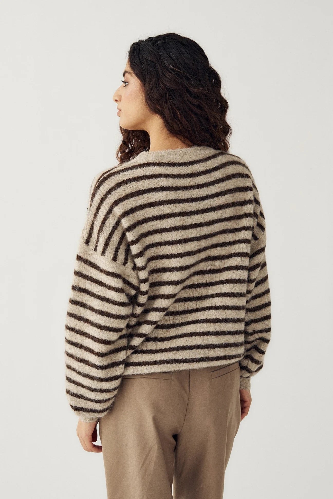 Mafalda peysa frá Noella -Brúnar sand renndur