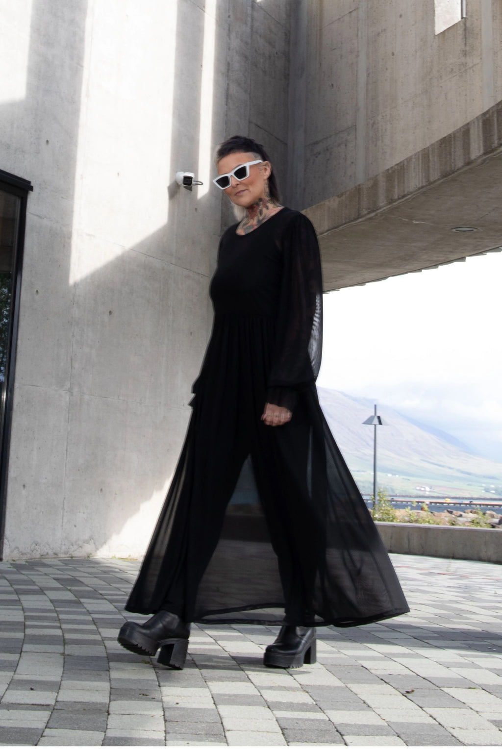 Síðkjóll Bell mesh  frá BRÁ - Svartur